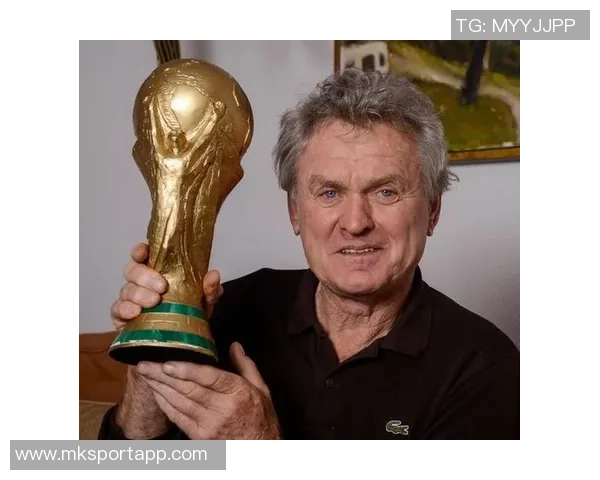 多特蒙德34岁替补门将迈尔成功续约至2027年正式签署新合同