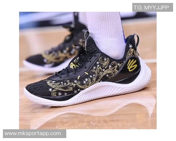 库里今日穿搭科比6战靴展现凯特琳克拉克专属配色魅力